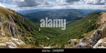 Paysage de montagne avec vue vers la vallée pendant la journée ensoleillée avec cumulus nuages dans le ciel, montagne Vlasic près de Travnik Banque D'Images