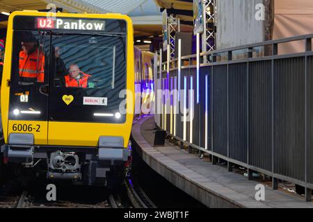 BVG stellt neue U-Bahn Reihe JK vor 2024-01-11 - Deutschland, Berlin - Übergabe des Premierenfahrzeugs der nächsten Berliner U-BahnGeneration an die Berliner Verkehrsbetriebe BVG im U-Bahnhof Olympia-Stadion. DAS von Stadler Deutschland in Berlin entwickelte und gebaute Fahrzeug ist das erste von 24 neuen Zügen der Baureihen J und JK, von denen je12 im Klein- und im Großprofil umfangreiche tests durchlaufen. Im Bild v.l. Jenny Zeller, BVG-Vorständin Personal und Soziales, jure Mikolcic, CEO Stadler Deutschland, Kai Wegner CDU, Regierender Bürgermeister von Berlin, Manja Schreiner CDU, Senatori Banque D'Images