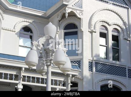 Un bâtiment blanc orné de nombreuses fenêtres et d'embellissements architecturaux complexes Banque D'Images