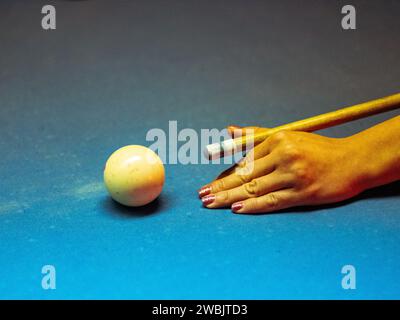 Gros plan de boules de billard colorées sur la table de billard bleue à la lumière du jour Banque D'Images