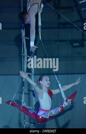 Budapest, Hongrie. 10 janvier 2024. Des acrobates russes se produisent lors du 15e Festival International du Cirque de Budapest à Budapest, Hongrie, le 10 janvier 2024. Crédit : Attila Volgyi/Xinhua/Alamy Live News Banque D'Images