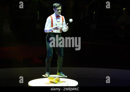 Budapest, Hongrie. 10 janvier 2024. Un acrobate russe se produit lors du 15e Festival international du cirque de Budapest à Budapest, Hongrie, le 10 janvier 2024. Crédit : Attila Volgyi/Xinhua/Alamy Live News Banque D'Images