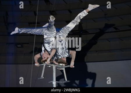 Budapest, Hongrie. 10 janvier 2024. Des acrobates russes se produisent lors du 15e Festival International du Cirque de Budapest à Budapest, Hongrie, le 10 janvier 2024. Crédit : Attila Volgyi/Xinhua/Alamy Live News Banque D'Images