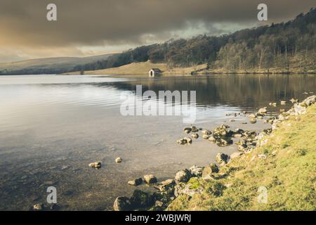 Malham Tarn est un lac glaciaire près du village de Malham dans les vallées du Yorkshire, Angleterre. Le lac est l'un des huit lacs alcalins des hautes terres en Europ Banque D'Images