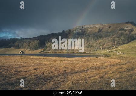 Malham Tarn est un lac glaciaire près du village de Malham dans les vallées du Yorkshire, Angleterre. Le lac est l'un des huit lacs alcalins des hautes terres en Europ Banque D'Images