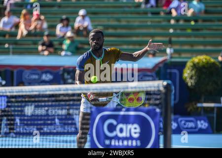 Melbourne, Australie. 10 janvier 2024. Frances Tiafoe, des États-Unis, est en action lors du deuxième match du jour 1 du tournoi de tennis Care Wellness Kooyong Classic contre Zhang Zhizhen (non représenté), de Chine, au Kooyong Lawn tennis Club. Zhang Zhizhen a gagné contre Frances Tiafoe avec les notes finales de 6:3, 7:5. Crédit : SOPA Images Limited/Alamy Live News Banque D'Images