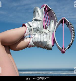 KAMCHATKA, RUSSIE - 15 JUIN 2022 : vue des jambes féminines vers le haut dans l'air chaussé dans le sport Kangoo sauts bottes pendant l'entraînement de fitness en plein air sur fond de ciel Banque D'Images