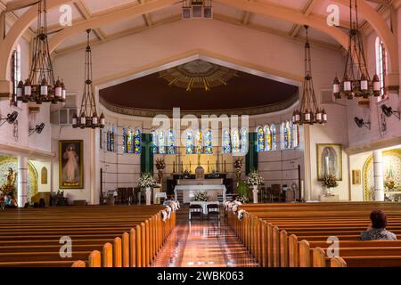 Il s'agit d'une image montrant l'intérieur de l'église catholique St Alphonse située à Los Angeles, en Californie Banque D'Images