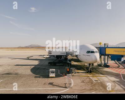 Afines, Grèce - 20 août 2023 : un avion de passagers avec une échelle télescopique se tient à l'aéroport Banque D'Images