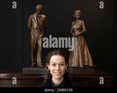 Londres ; Royaume-Uni ; 11 janvier ; 2024. Le Mayfair Antiquités & Fine Art Fair ouvre ses portes à l’hôtel Marriott de Grosvenor Square du 11-14 au 27 janvier Les faits saillants comprennent : la boursière du Queen Elizabeth Scholarship Trust, Poppy Field (photo) montrant ses maquettes de bronze de ses monuments Royal Albert Hall de la reine Elizabeth II et du prince Philip, qui ont été dévoilés par SM le roi Charles III et la reine Camilla en novembre. Ce sera la première vitrine publique des maquettes, une chance de les voir à hauteur des yeux, pas possible in situ dans leurs niches sur le porche Sud du Royal Albert Hall. Crédit : Malcolm Park/al Banque D'Images