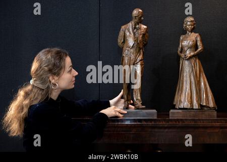 Londres ; Royaume-Uni ; 11 janvier ; 2024. Le Mayfair Antiquités & Fine Art Fair ouvre ses portes à l’hôtel Marriott de Grosvenor Square du 11-14 au 27 janvier Les faits saillants comprennent : la boursière du Queen Elizabeth Scholarship Trust, Poppy Field (photo) montrant ses maquettes de bronze de ses monuments Royal Albert Hall de la reine Elizabeth II et du prince Philip, qui ont été dévoilés par SM le roi Charles III et la reine Camilla en novembre. Ce sera la première vitrine publique des maquettes, une chance de les voir à hauteur des yeux, pas possible in situ dans leurs niches sur le porche Sud du Royal Albert Hall. Crédit : Malcolm Park/al Banque D'Images