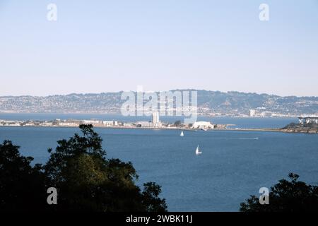 Vue sur Bay Bridge depuis la colline, San Francisco, Californie, États-Unis Banque D'Images