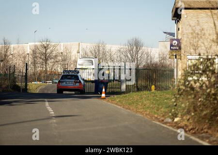 Wetteren, Belgique. 11 janvier 2024. L'illustration montre un Flixbus au poste de police de Wetteren, jeudi 11 janvier 2024. À Wetteren, en Flandre orientale, la police routière a arrêté un bus Flixbus jeudi matin après qu’un passager ait entendu plusieurs personnes parler d’avoir commis une attaque. Trois personnes ont été arrêtées et le bus est actuellement contrôlé. Le bus se rendait de Lille (France) à Bruxelles. BELGA PHOTO JAMES ARTHUR GEKIERE crédit : Belga News Agency/Alamy Live News Banque D'Images