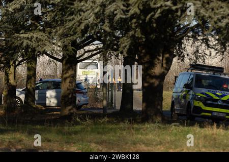 Wetteren, Belgique. 11 janvier 2024. L'illustration montre un Flixbus au poste de police de Wetteren, jeudi 11 janvier 2024. À Wetteren, en Flandre orientale, la police routière a arrêté un bus Flixbus jeudi matin après qu’un passager ait entendu plusieurs personnes parler d’avoir commis une attaque. Trois personnes ont été arrêtées et le bus est actuellement contrôlé. Le bus se rendait de Lille (France) à Bruxelles. BELGA PHOTO JAMES ARTHUR GEKIERE crédit : Belga News Agency/Alamy Live News Banque D'Images