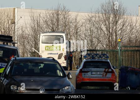 Wetteren, Belgique. 11 janvier 2024. L'illustration montre un Flixbus au poste de police de Wetteren, jeudi 11 janvier 2024. À Wetteren, en Flandre orientale, la police routière a arrêté un bus Flixbus jeudi matin après qu’un passager ait entendu plusieurs personnes parler d’avoir commis une attaque. Trois personnes ont été arrêtées et le bus est actuellement contrôlé. Le bus se rendait de Lille (France) à Bruxelles. BELGA PHOTO JAMES ARTHUR GEKIERE crédit : Belga News Agency/Alamy Live News Banque D'Images