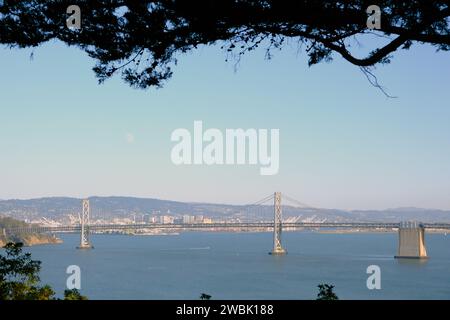 Vue sur Bay Bridge depuis la colline, San Francisco, Californie, États-Unis Banque D'Images