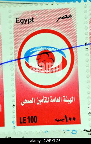 Le Caire, Egypte, janvier 10 2024 : timbre de service égyptien pour les services de santé, Traduction (l'Autorité générale pour l'assurance maladie, nous prenons soin de votre h Banque D'Images