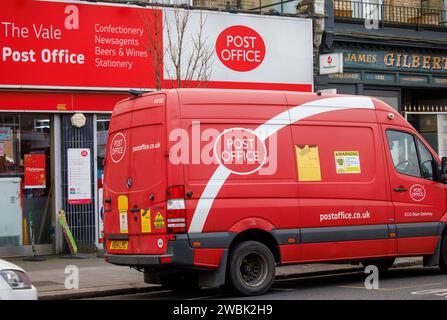Londres, Royaume-Uni. 11 janvier 2024. Une camionnette de bureau de poste à l'extérieur d'un bureau de poste. Le scandale des postes est une série répandue d'erreurs judiciaires entre 1999-2015 et 1985, où plus de 700 sous-maîtres de poste ont été condamnés à tort pour vol, fraude et fausse comptabilité. Rishi Sunak a annoncé hier une nouvelle loi annulant les condamnations. Crédit : Mark Thomas/Alamy Live News Banque D'Images