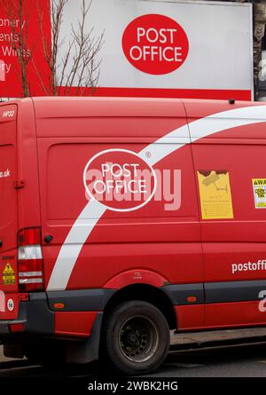 Londres, Royaume-Uni. 11 janvier 2024. Une camionnette de bureau de poste à l'extérieur d'un bureau de poste. Le scandale des postes est une série répandue d'erreurs judiciaires entre 1999-2015 et 1985, où plus de 700 sous-maîtres de poste ont été condamnés à tort pour vol, fraude et fausse comptabilité. Rishi Sunak a annoncé hier une nouvelle loi annulant les condamnations. Crédit : Mark Thomas/Alamy Live News Banque D'Images