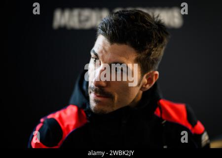 Portrait du pilote espagnol MotoGP Maverick Viñales de l'écurie Aprilia Racing lors de la conférence de presse après le Grand Prix Motul de Valence, Espagne. Banque D'Images