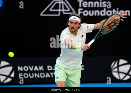 Melbourne, Victoria, Australie. 11 janvier 2024. MELBOURNE, AUSTRALIE - 11 JANVIER : Stefanos Tsitsipas de Grèce joue contre Novak Djokovic de Serbie lors d'un match caritatif avant l'Open d'Australie 2024 au Melbourne Park le 11 janvier 2024 à Melbourne, Australie. (Image de crédit : © Chris Putnam/ZUMA Press Wire) USAGE ÉDITORIAL SEULEMENT! Non destiné à UN USAGE commercial ! Banque D'Images