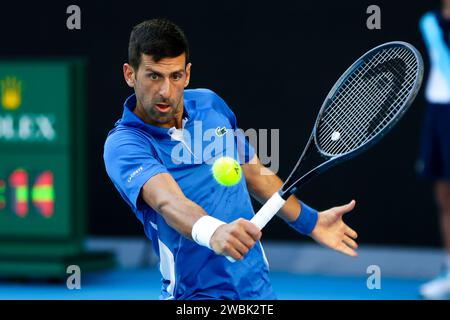 Melbourne, Victoria, Australie. 11 janvier 2024. MELBOURNE, AUSTRALIE - 11 JANVIER : Novak Djokovic de Serbie affronte Stefanos Tsitsipas de Grèce lors d'un match de charité avant l'Open d'Australie 2024 au Melbourne Park le 11 janvier 2024 à Melbourne, Australie. (Image de crédit : © Chris Putnam/ZUMA Press Wire) USAGE ÉDITORIAL SEULEMENT! Non destiné à UN USAGE commercial ! Banque D'Images