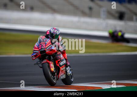 Le pilote italien MotoGP n°23 Enea Bastianini s'entraîne au Test 2024 sur l'équipe officielle Ducati Lenovo sur le circuit de Valence, en Espagne Banque D'Images