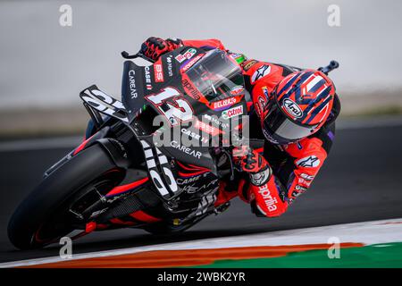 Le pilote espagnol de MotoGP Maverick Vinales s'entraîne au Test 2024 sur l'écurie Aprilia Racing sur le circuit de Valence, en Espagne Banque D'Images