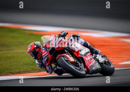 Le pilote italien MotoGP n°1 Francesco Bagnaia s'entraîne au Test 2024 sur l'équipe officielle Ducati Lenovo sur le circuit de Valence, en Espagne Banque D'Images