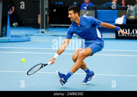 Melbourne, Victoria, Australie. 11 janvier 2024. MELBOURNE, AUSTRALIE - 11 JANVIER : Novak Djokovic de Serbie affronte Stefanos Tsitsipas de Grèce lors d'un match de charité avant l'Open d'Australie 2024 au Melbourne Park le 11 janvier 2024 à Melbourne, Australie. (Image de crédit : © Chris Putnam/ZUMA Press Wire) USAGE ÉDITORIAL SEULEMENT! Non destiné à UN USAGE commercial ! Banque D'Images