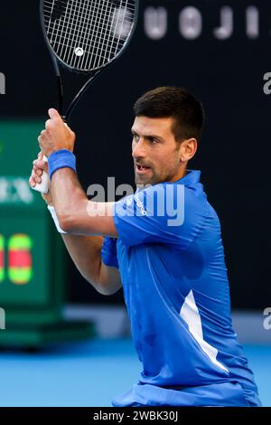 Melbourne, Victoria, Australie. 11 janvier 2024. MELBOURNE, AUSTRALIE - 11 JANVIER : Novak Djokovic de Serbie affronte Stefanos Tsitsipas de Grèce lors d'un match de charité avant l'Open d'Australie 2024 au Melbourne Park le 11 janvier 2024 à Melbourne, Australie. (Image de crédit : © Chris Putnam/ZUMA Press Wire) USAGE ÉDITORIAL SEULEMENT! Non destiné à UN USAGE commercial ! Banque D'Images