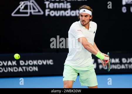 Melbourne, Victoria, Australie. 11 janvier 2024. MELBOURNE, AUSTRALIE - 11 JANVIER : Stefanos Tsitsipas de Grèce joue contre Novak Djokovic de Serbie lors d'un match caritatif avant l'Open d'Australie 2024 au Melbourne Park le 11 janvier 2024 à Melbourne, Australie. (Image de crédit : © Chris Putnam/ZUMA Press Wire) USAGE ÉDITORIAL SEULEMENT! Non destiné à UN USAGE commercial ! Banque D'Images