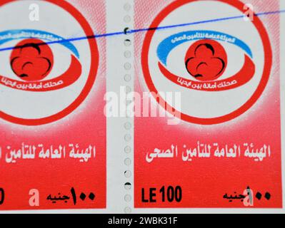 Le Caire, Egypte, janvier 10 2024 : timbre de service égyptien pour les services de santé, Traduction (l'Autorité générale pour l'assurance maladie, nous prenons soin de votre h Banque D'Images