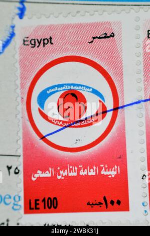 Le Caire, Egypte, janvier 10 2024 : timbre de service égyptien pour les services de santé, Traduction (l'Autorité générale pour l'assurance maladie, nous prenons soin de votre h Banque D'Images