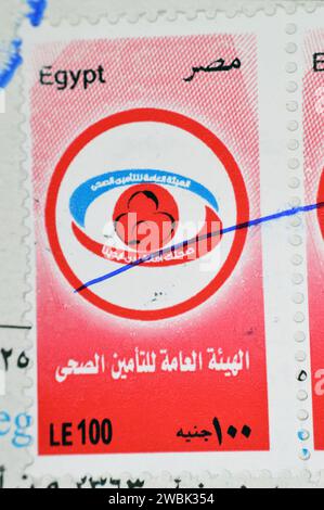 Le Caire, Egypte, janvier 10 2024 : timbre de service égyptien pour les services de santé, Traduction (l'Autorité générale pour l'assurance maladie, nous prenons soin de votre h Banque D'Images