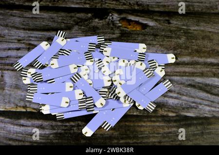 bandelettes de test pour les patients diabétiques qui mesure la glycémie aléatoire (glycémie) à la maison isolé sur fond de bois, bandelette de test pour mesurer le sang Banque D'Images