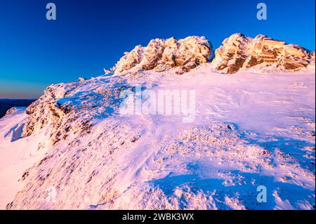 Coucher de soleil d'hiver au Mont Krzemien, Parc National de Bieszczady, Pologne. Banque D'Images