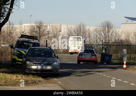 Wetteren, Belgique. 11 janvier 2024. L'illustration montre un Flixbus au poste de police de Wetteren, jeudi 11 janvier 2024. À Wetteren, en Flandre orientale, la police routière a arrêté un bus Flixbus jeudi matin après qu’un passager ait entendu plusieurs personnes parler d’avoir commis une attaque. Trois personnes ont été arrêtées et le bus est actuellement contrôlé. Le bus se rendait de Lille (France) à Bruxelles. BELGA PHOTO JAMES ARTHUR GEKIERE crédit : Belga News Agency/Alamy Live News Banque D'Images