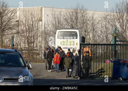 Wetteren, Belgique. 11 janvier 2024. L'illustration montre un Flixbus au poste de police de Wetteren, jeudi 11 janvier 2024. À Wetteren, en Flandre orientale, la police routière a arrêté un bus Flixbus jeudi matin après qu’un passager ait entendu plusieurs personnes parler d’avoir commis une attaque. Trois personnes ont été arrêtées et le bus est actuellement contrôlé. Le bus se rendait de Lille (France) à Bruxelles. BELGA PHOTO JAMES ARTHUR GEKIERE crédit : Belga News Agency/Alamy Live News Banque D'Images