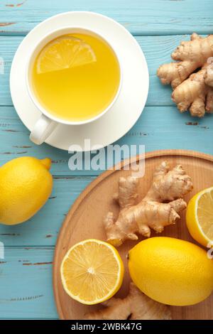 Thé au gingembre avec citron et miel sur fond en bois bleu. Photo verticale. Banque D'Images