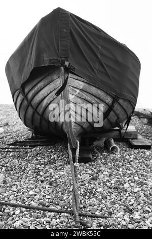 Bateau couvert sur la plage Banque D'Images