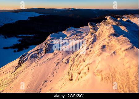 Coucher de soleil d'hiver au Mont Krzemien, Parc National de Bieszczady, Pologne. Banque D'Images