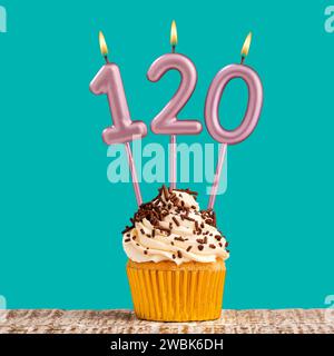 Carte d'anniversaire avec bougie numéro 120 sur fond aquamarine Banque D'Images