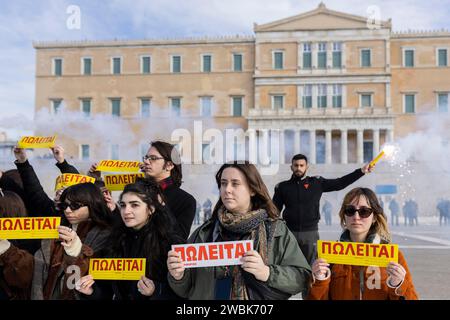 Athen, Grèce. 11 janvier 2024. Les étudiants tiennent des pancartes avec les mots «à vendre» lors d'une manifestation contre l'admission prévue d'universités privées. Les associations étudiantes et le syndicat des enseignants OLME avaient appelé à la manifestation. Crédit : Socrates Baltagiannis/dpa/Alamy Live News Banque D'Images