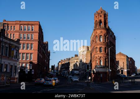 Vieux bâtiments d'angle, maintenant restaurants et plats à emporter, à Old Snow Hill dans le quartier des bijoux le 9 janvier 2024 à Birmingham, Royaume-Uni. Le quartier de la bijouterie est une zone située au sud de la zone de Hockley dans le centre-ville et est la plus grande concentration européenne d'entreprises impliquées dans le commerce de la bijouterie, qui produit 40% de tous les bijoux fabriqués au Royaume-Uni. Il abrite également le plus grand bureau de dosage au monde, qui représente environ 12 millions d'articles par an. Historiquement, le quartier de la bijouterie a été le berceau de nombreuses avancées pionnières dans la technologie industrielle. Banque D'Images