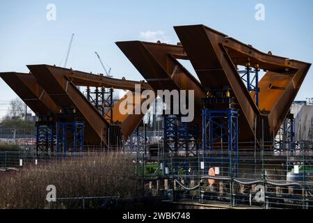 Les supports de chantier pour les voies surélevées entrantes commencent à prendre forme près de la station HS2 à Curzon Street le 9 janvier 2024 à Birmingham, au Royaume-Uni. Le plan directeur de Curzon Street couvre une zone de régénération de 141 hectares, axée sur la station HS2 Curzon Street dans le centre-ville de Birmingham, combinée à environ 700 millions d'investissements dans les environs, y compris de nouvelles maisons et des développements commerciaux. High Speed 2 est un chemin de fer à grande vitesse en partie prévu au Royaume-Uni avec sa première phase dans les premiers stades de construction, la deuxième phase est encore à faire Banque D'Images