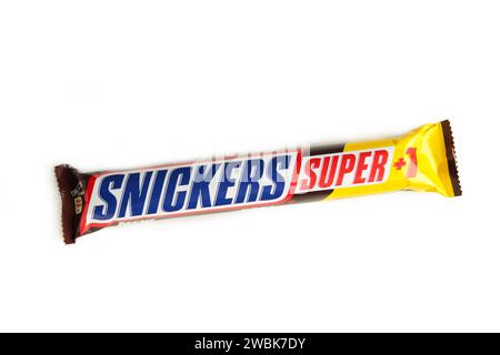 Nikolaev, Ukraine - 19 décembre 2021 barre de chocolat Snickers isolée sur fond blanc. Snickers est une barre de chocolat de marque fabriquée par l'américain Banque D'Images