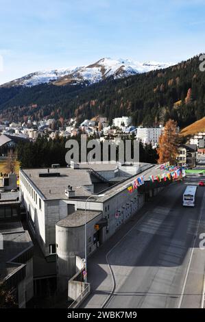 Le Centre de congrès de Davos, ville la plus haute d'Europe dans les Alpes Suisses Banque D'Images