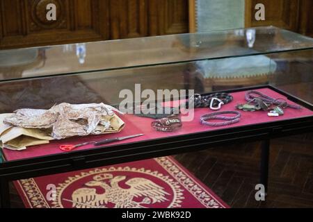 Bruxelles, Belgique. 11 janvier 2024. Pièces de preuve photographiées le premier jour du procès en assises de Daraaoui à la Cour d’assises de Bruxelles-capitale, à Bruxelles, jeudi 11 janvier 2024. Daraaoui est accusé du meurtre de Jean-Baptiste Grondein le 02 août 2022 à Bruxelles. BELGA PHOTO LAURIE DIEFFEMBACQ crédit : Belga News Agency/Alamy Live News Banque D'Images