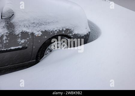 Voiture couverte de neige avec beaucoup de neige fraîche en hiver Banque D'Images